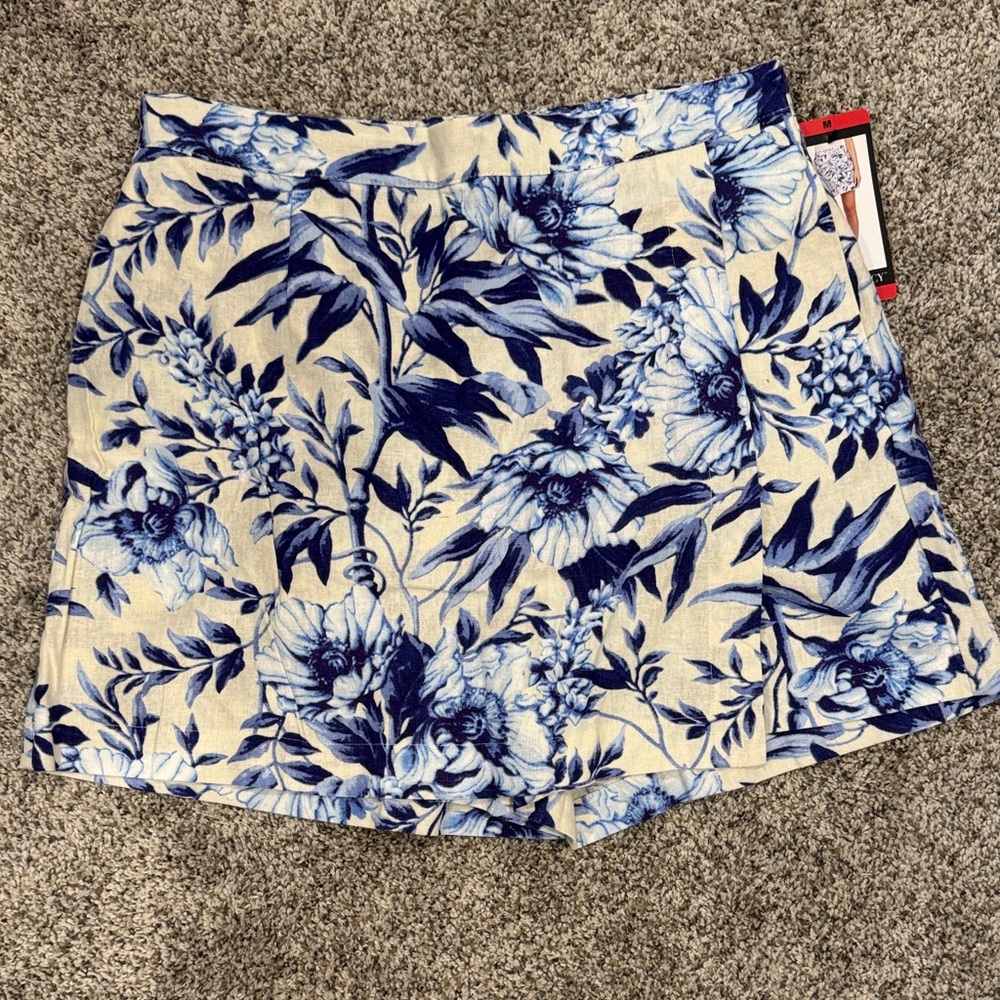 Ellen Tracy Blue and Cream Patterned Skort
